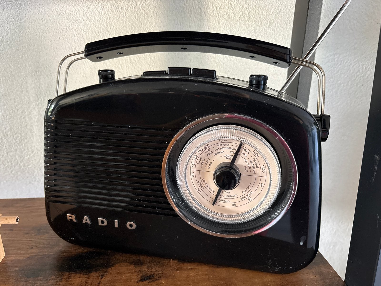 Stijlvolle Retro Radio - Klassiek Design, Modern Geluid, Ophalen, Gebruikt, Radio