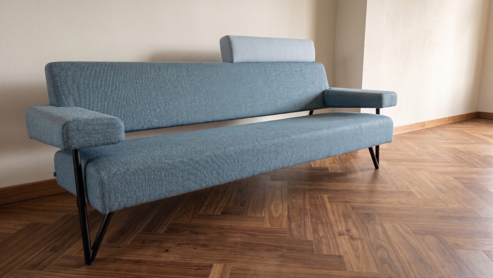 Cloak Stone | 3,5 zits | Blauw wol De Ploeg, Modern design Hans Daalder Havee dopamine, Hout, Info@andriesign.nl, 75 tot 100 cm