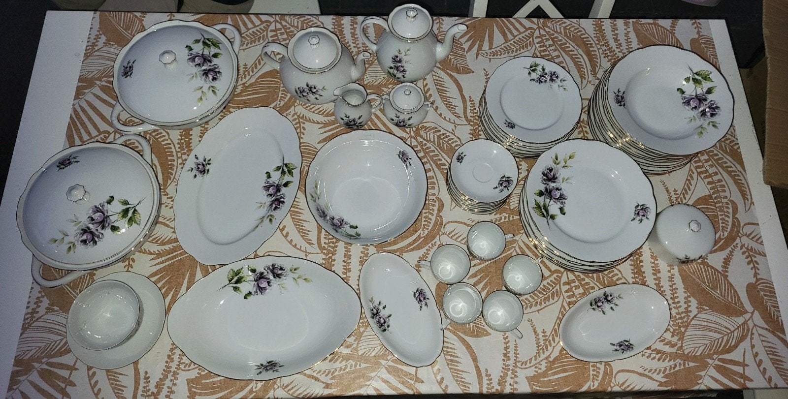 antiek  servies  met goude rand, Ophalen