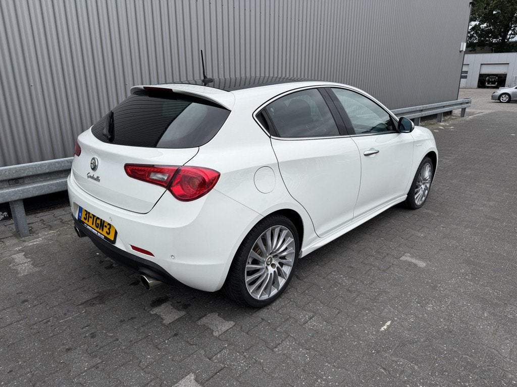 Alfa Romeo Giulietta 1.4 T Distinctive Pano AUTOMAAT LM Navi, Auto's, Alfa Romeo, Euro 5, Zwart, 4 cilinders, Wit
