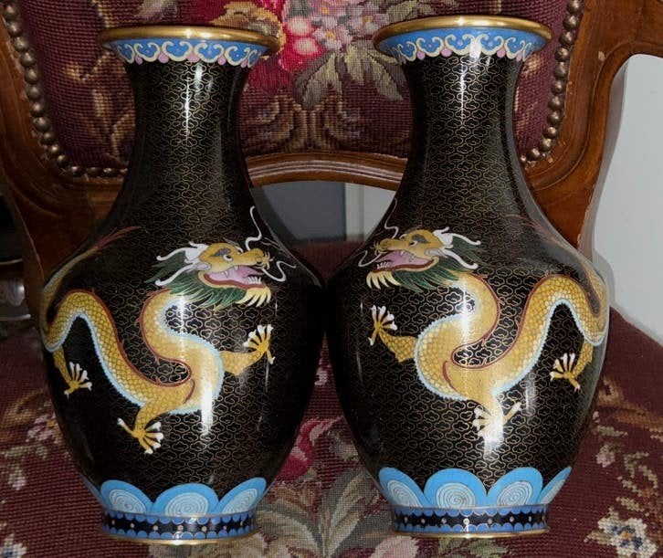 gespiegelde Chinese cloisonné vazen met drakenmotief, Antiek en Kunst, Antiek | Vazen, Ophalen of Verzenden