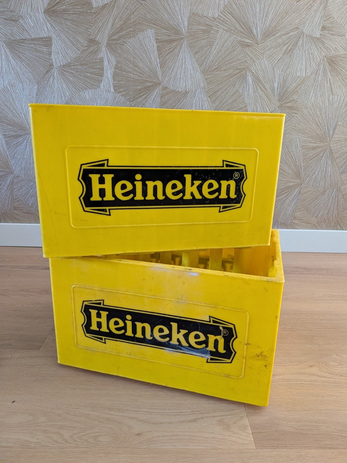 2x Heineken bierkratten - Geel, Verzamelen, Ophalen of Verzenden, Gebruikt, Heineken