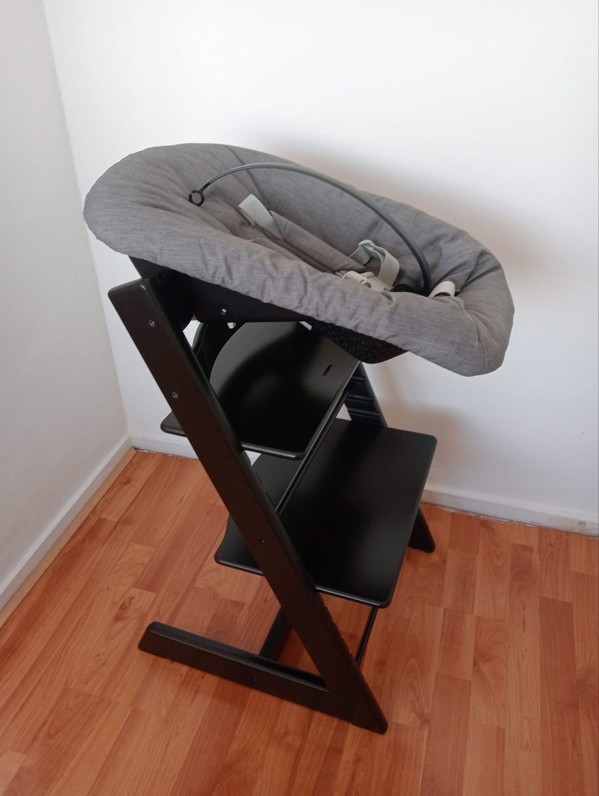 Complete Stokke Tripp Trapp kinderstoel Zwart, Kinderen en Baby's, Ophalen, Zo goed als nieuw, Meegroeistoel, Afneembaar eetblad