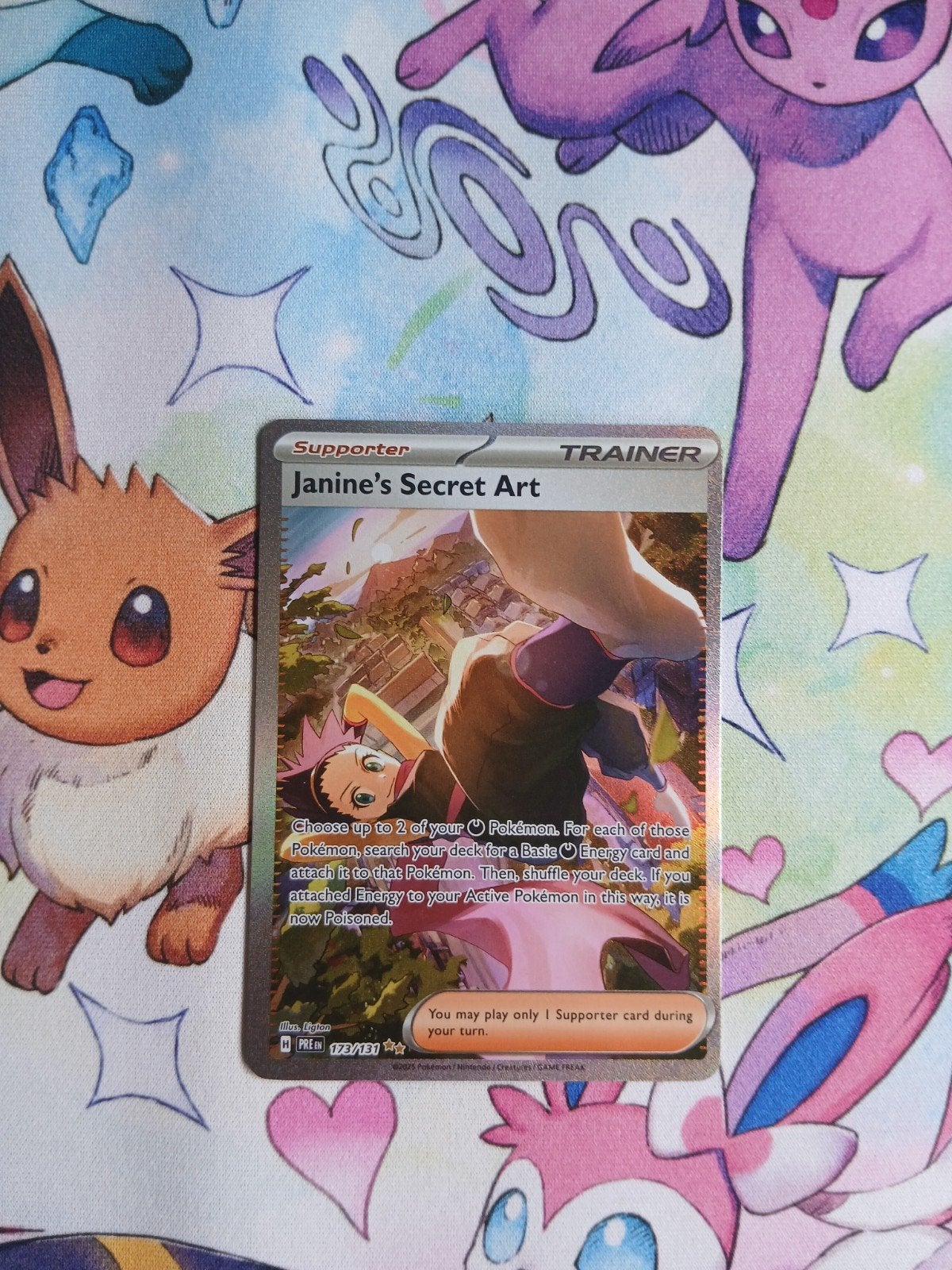 Janine's Secret Art #173/131 Pokémon Prismatic Evolutions, Hobby en Vrije tijd, Verzenden, Nieuw, Losse kaart, Foil