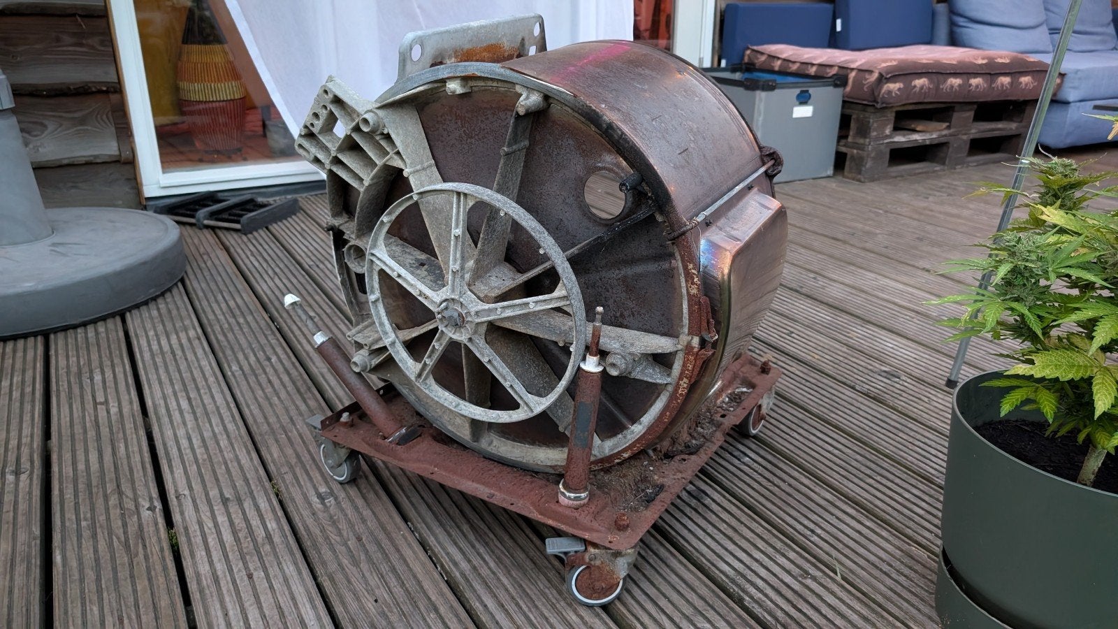 Gratis: oude wastrommel als vuurkorf met een onderplaat op d, Tuin en Terras, Vuurkorven, Ophalen, Gebruikt