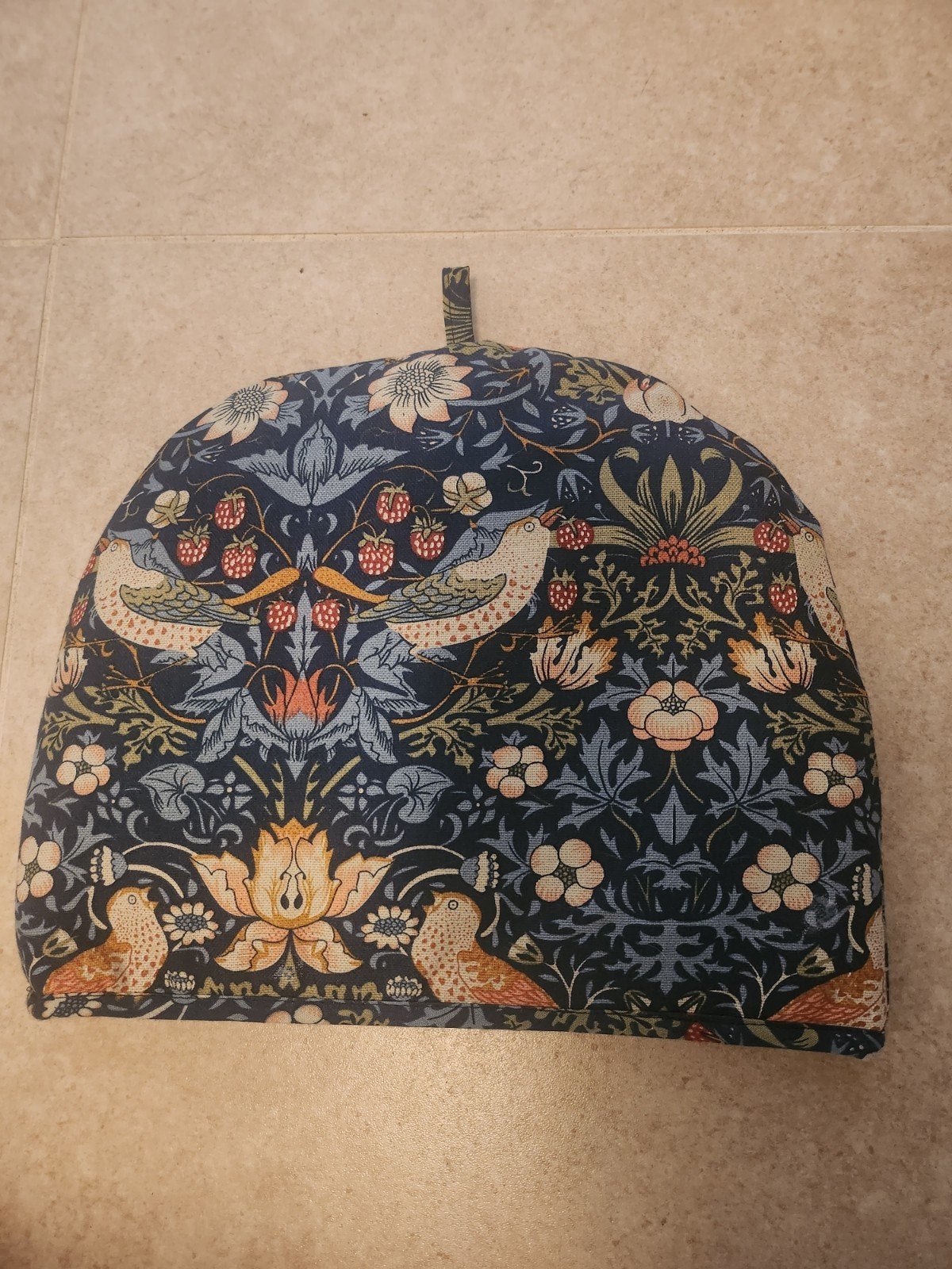 Mooie theemuts William Morris met vogel- en bloemenprint, Theepot/fluitketel, Ophalen of Verzenden, Zo goed als nieuw, Meerkleurig