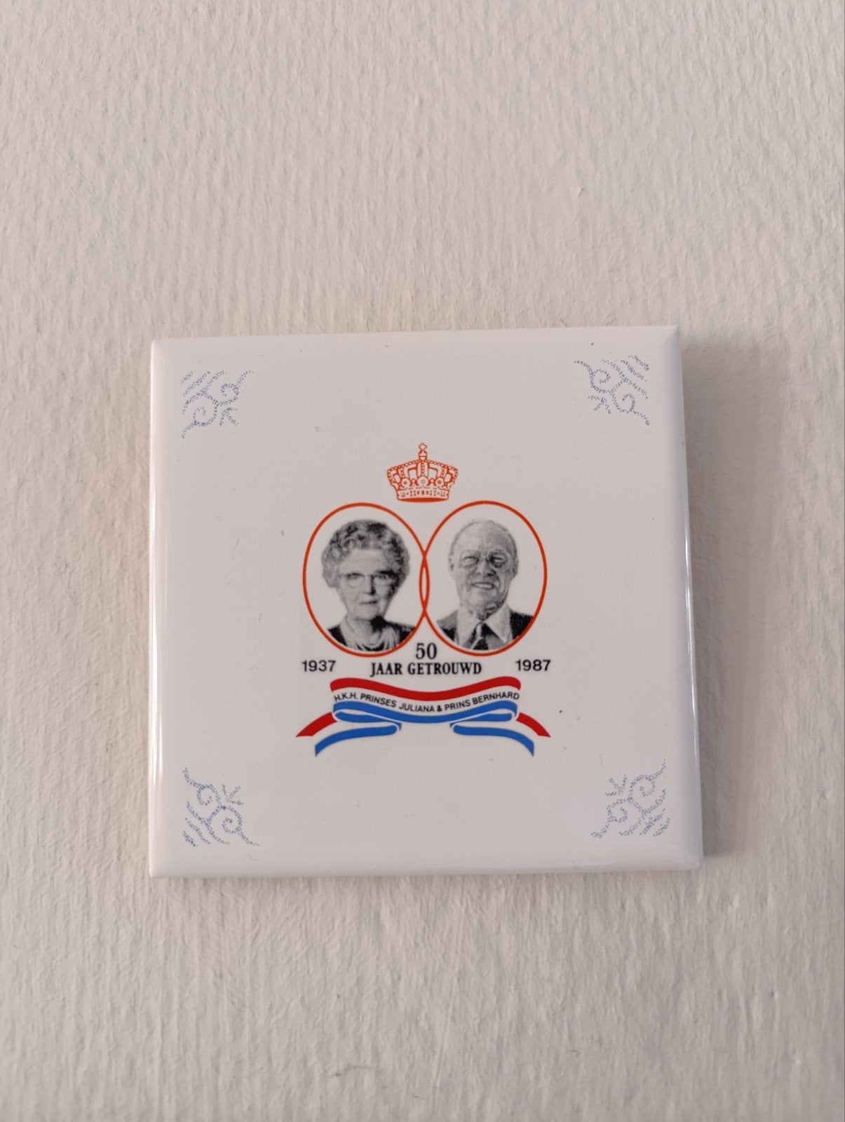 Mosa Herdenkingstegel Juliana & Bernhard 50 jaar getrouwd, Ophalen of Verzenden, Zo goed als nieuw, Nederland, Servies