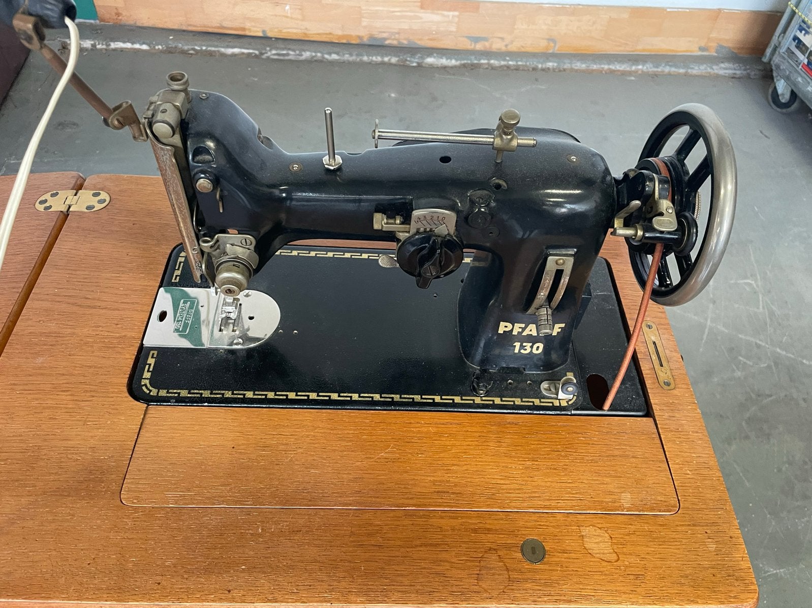 Antieke PFAFF 130 naaimachine in houten kast, Ophalen of Verzenden