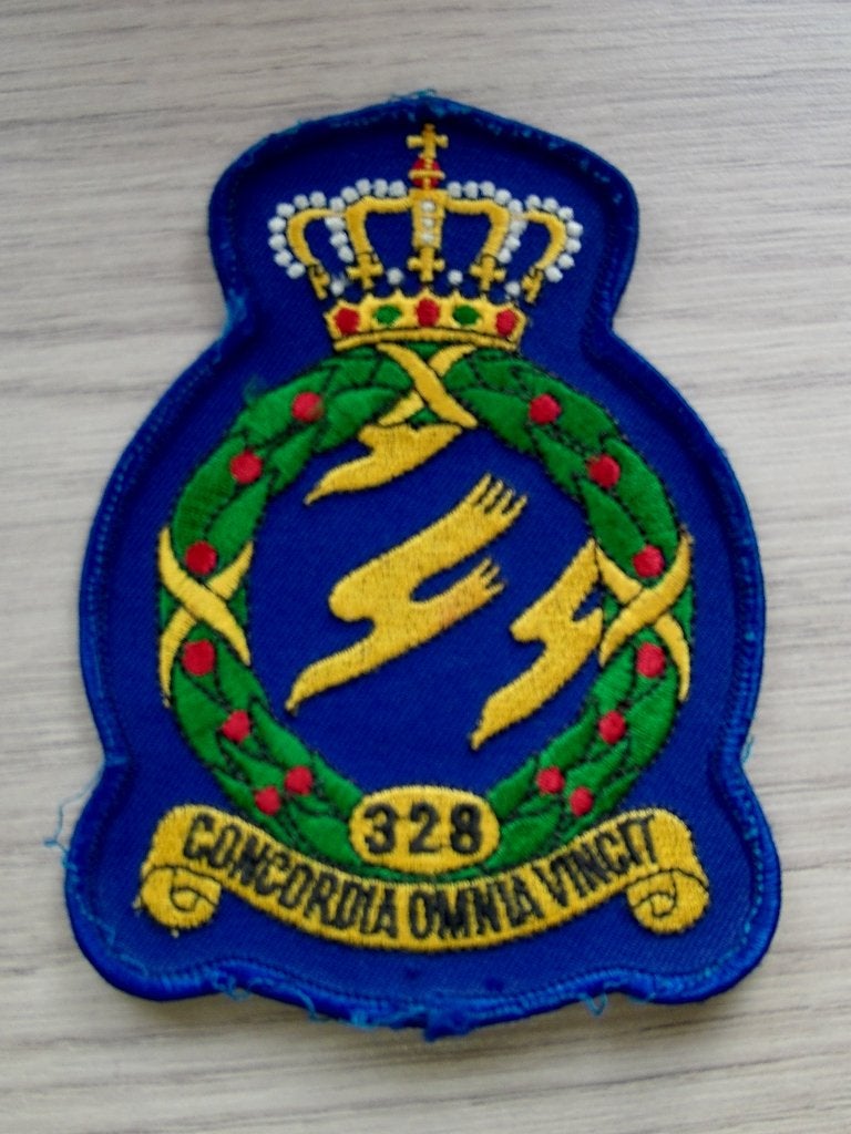 Kroon patch Koninklijke Luchtmacht 328 Squadron, Verzamelen, Militaria | Algemeen, Verzenden, Luchtmacht, Nederland, Embleem of Badge