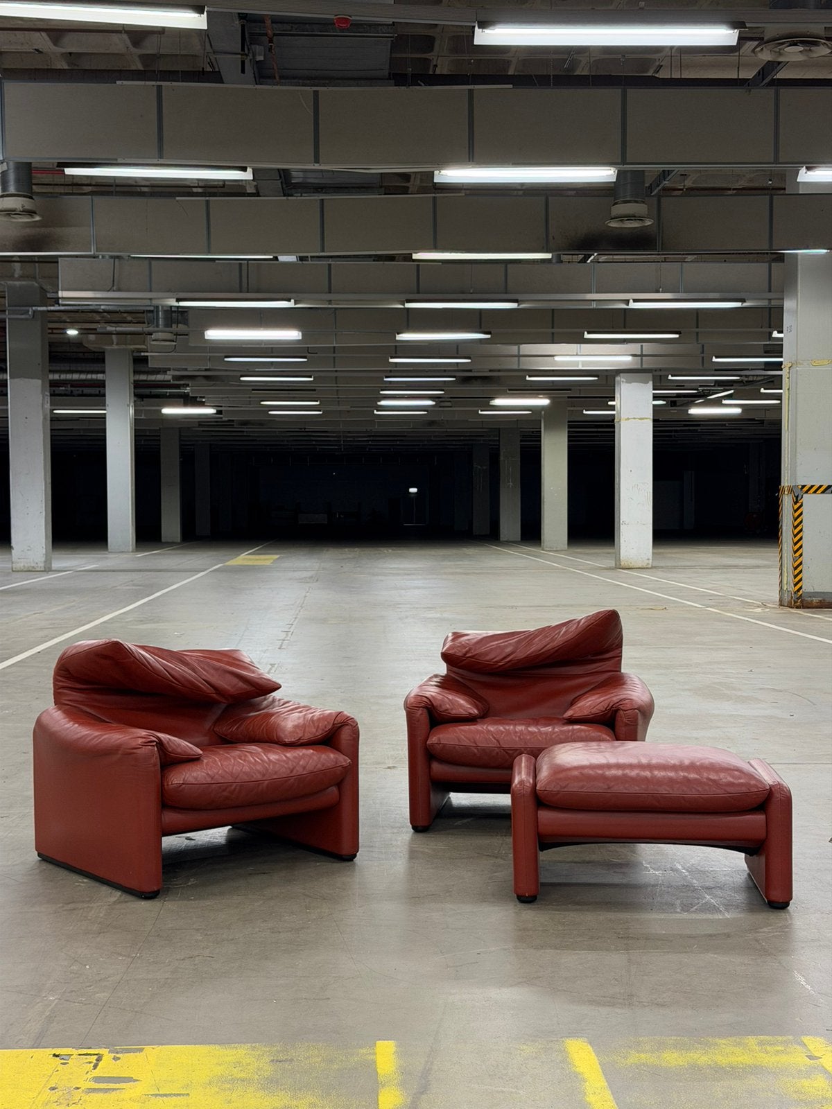 Cassina Maralunga Fauteuils + Ottoman | Leer, Huis en Inrichting, Fauteuil Stoel Loungestoel Designstoel Ottoman Voetenbank, 75 tot 100 cm