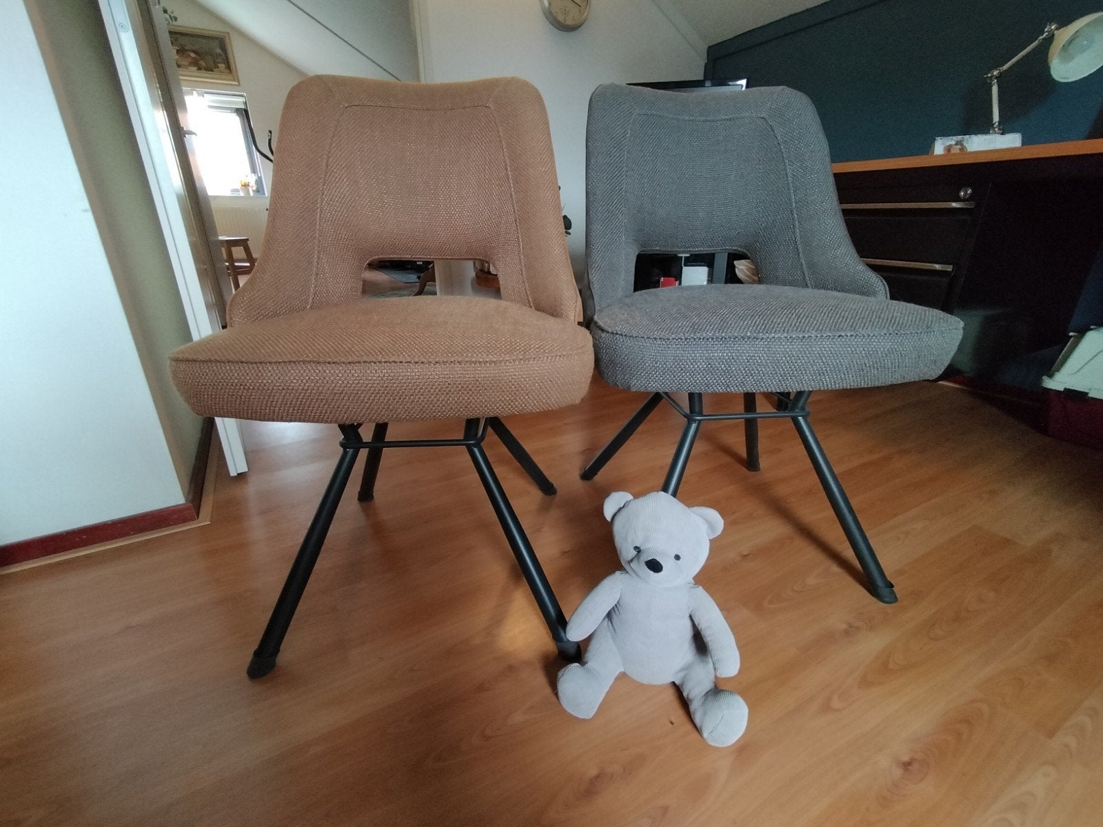 Twee comfortabele eetkamerstoelen in bruin en grijs, Huis en Inrichting, Ophalen, Gebruikt, Twee, Stof