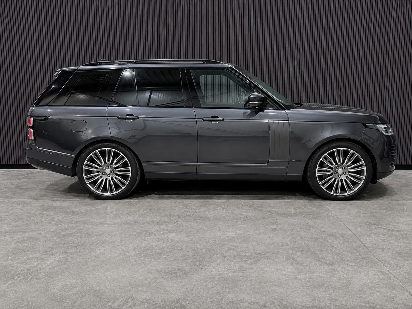 Land Rover Range Rover P400e Vogue / Pano / Meridian / Softc, Auto's, Automaat, Dealer onderhouden, Gebruikt, 4 cilinders
