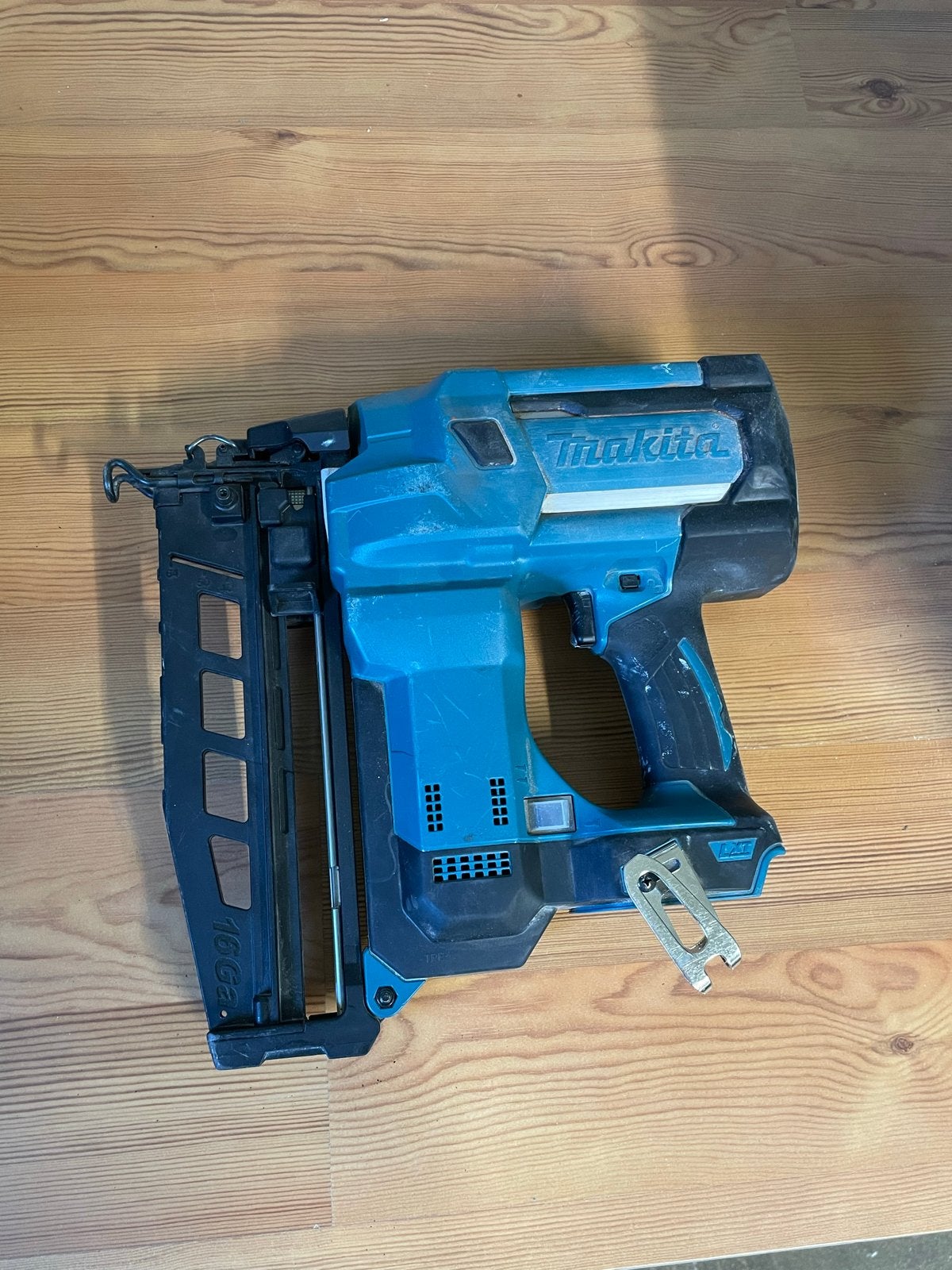 Makita DBN600 18V tacker met koffer en brads, Ophalen of Verzenden, Gebruikt