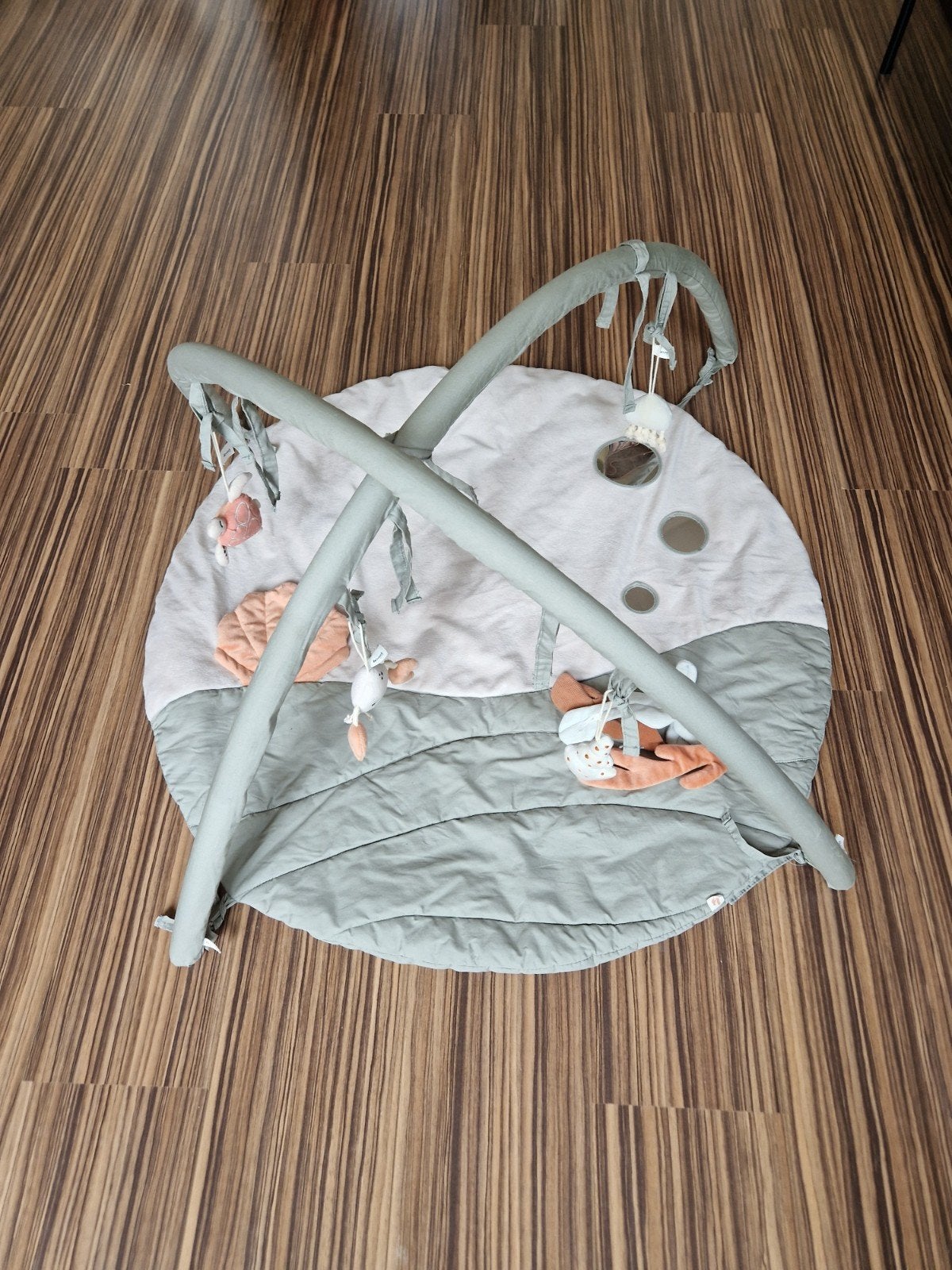 Speelkleed met babygym en speeltjes - Zo goed als nieuw, Kinderen en Baby's, Speelgoed | Babyspeelgoed, Ophalen, Zo goed als nieuw