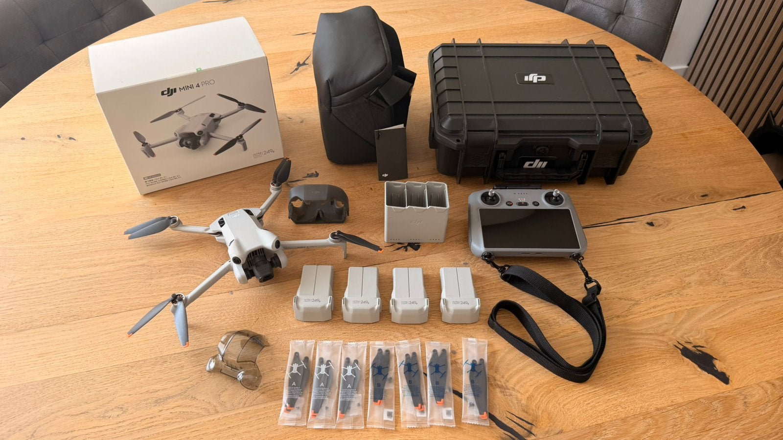 DJI Mini 4 Pro Fly More Combo - 4x accu! & RC2 Smart Remote, Ophalen of Verzenden, Zo goed als nieuw