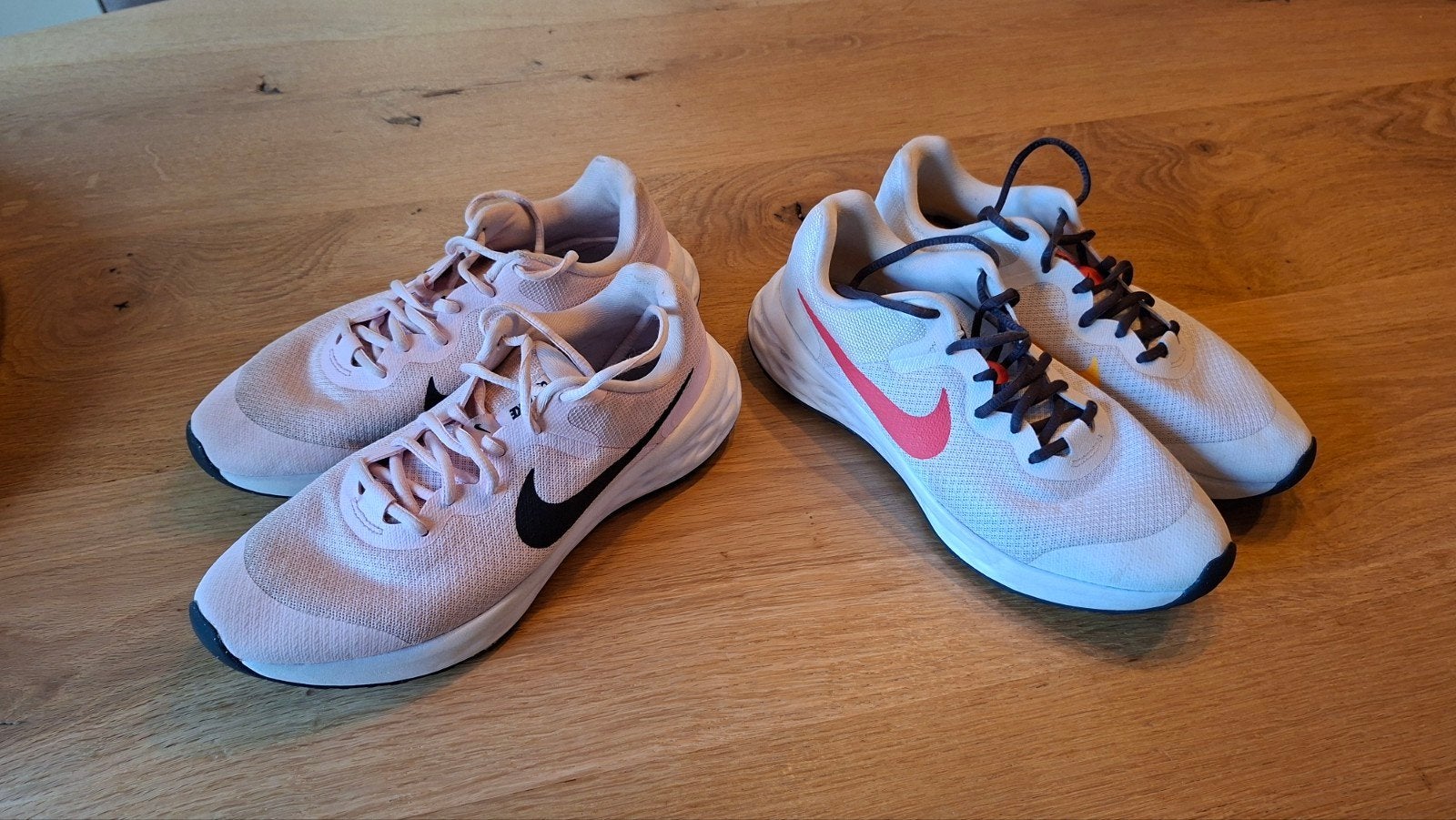 2x Nike Revolution Hardloopschoenen - Maat 39, Nike, Ophalen of Verzenden, Gedragen, Wit