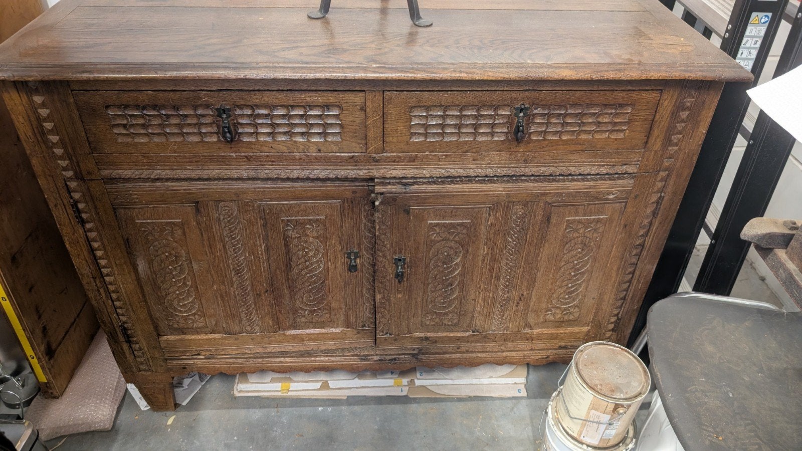 Antiek Eiken Dressoir met Handgesneden Details, Ophalen