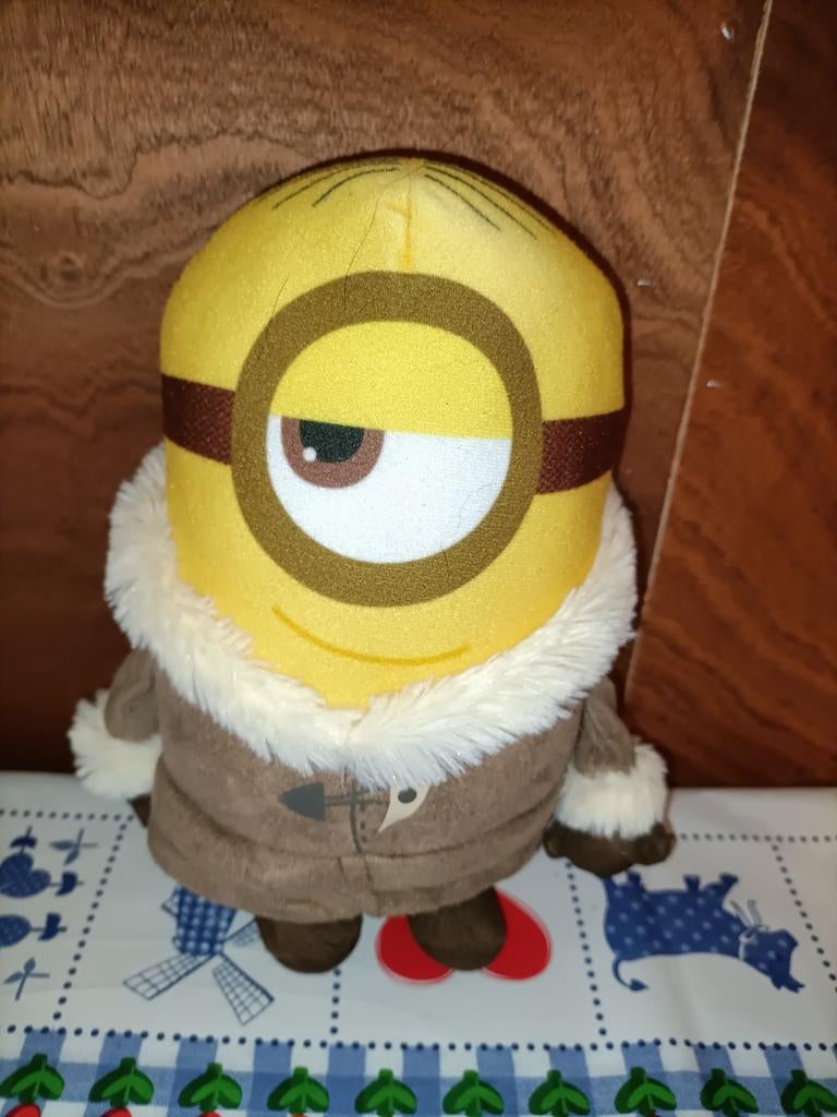 Minions knuffel met bruine jas Minion 24 cm groot, Ophalen of Verzenden, Zo goed als nieuw