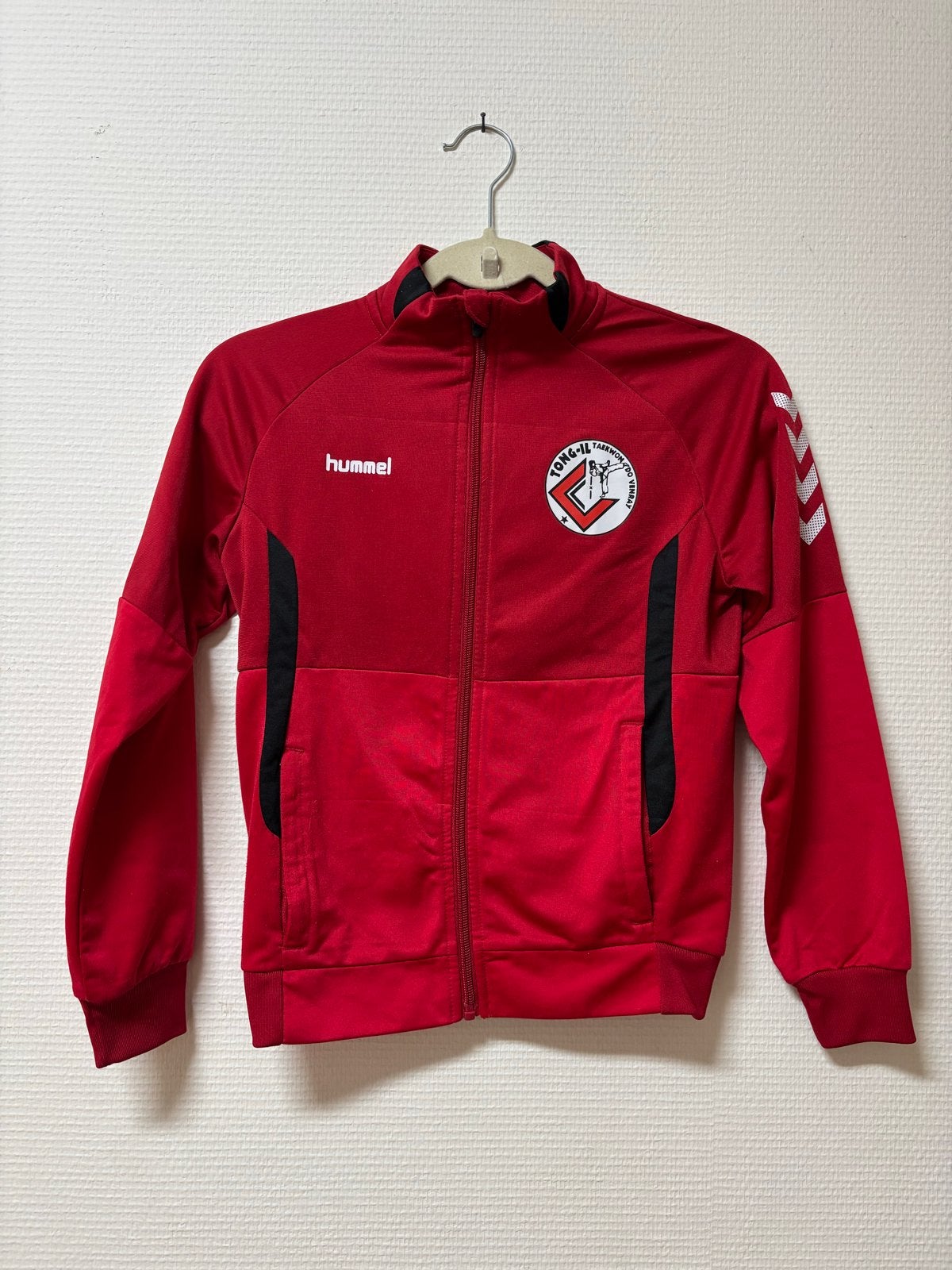 Hummel Taekwondo "Tong-Il" trainingspak - Rood/Zwart, Ophalen of Verzenden, Zo goed als nieuw, Sport- of Zwemkleding