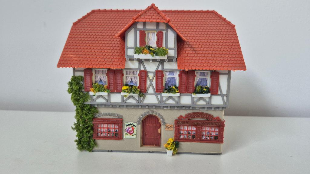 Faller H0 130438 - Hotel Sonne, Hobby en Vrije tijd, Modeltreinen | H0, Overige merken, Gelijkstroom of Wisselstroom, Brug, Tunnel of Gebouw
