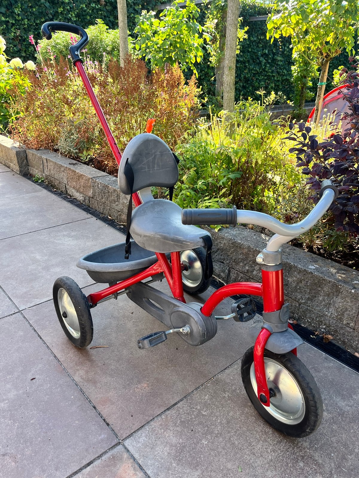 Rode driewieler met duwstang  Smoby, Ophalen of Verzenden, Gebruikt, Terugtraprem, Duwstang