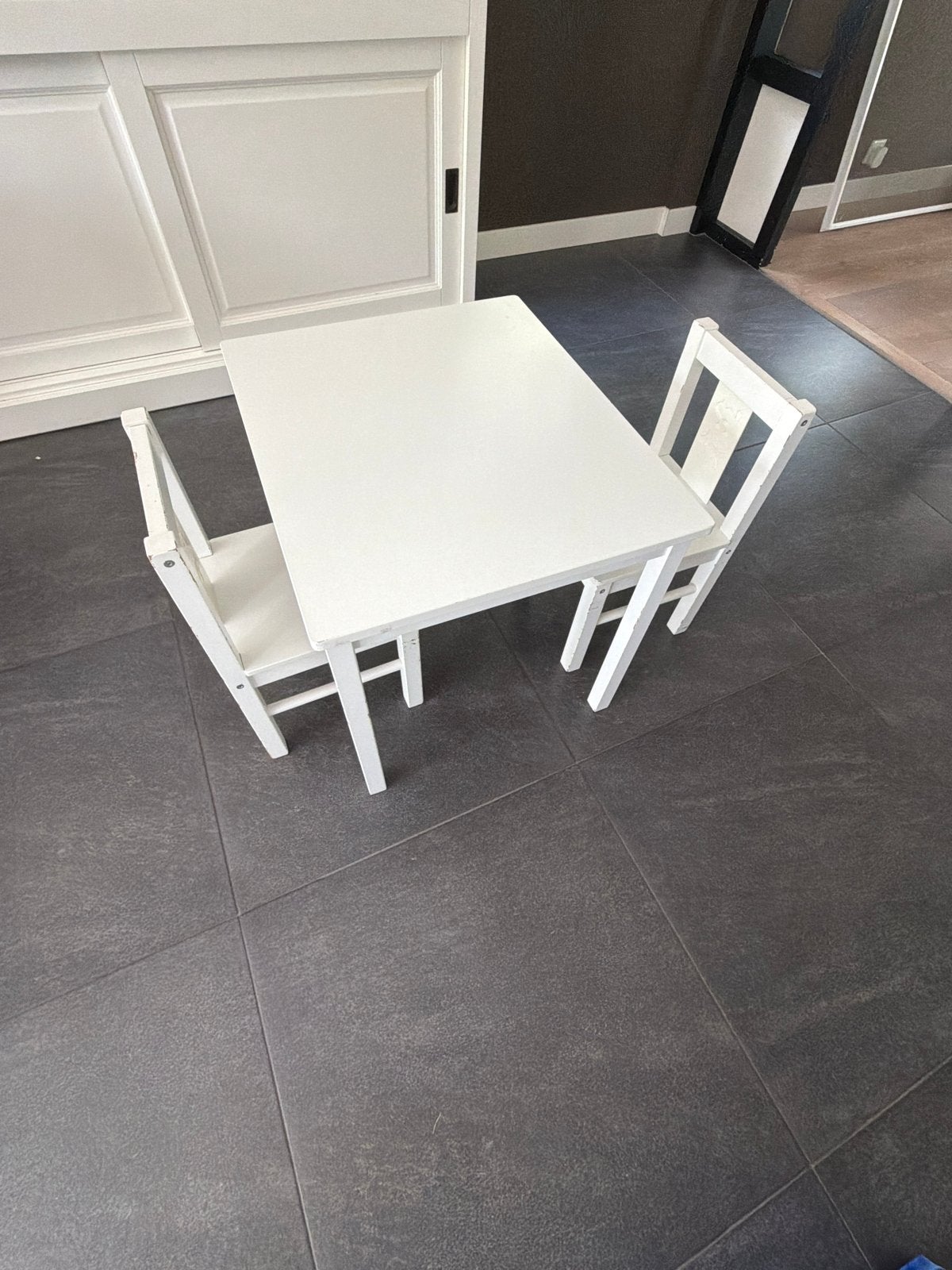 IKEA KRITTER kindertafel met 2 stoelen, Kinderen en Baby's, Kinderkamer | Tafels en Stoelen, Ophalen of Verzenden, Gebruikt, Tafel(s) en Stoel(en)