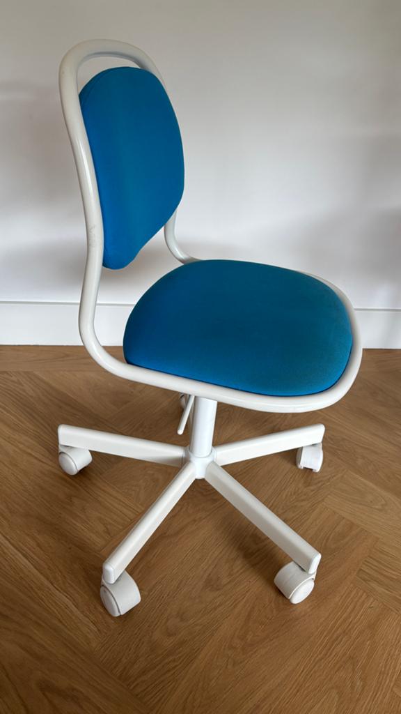 IKEA ÖRFJÄLL verstelbare Kinderbureaustoel - Blauw/Wit, Ophalen, Zo goed als nieuw, Jongen of Meisje, Ikea