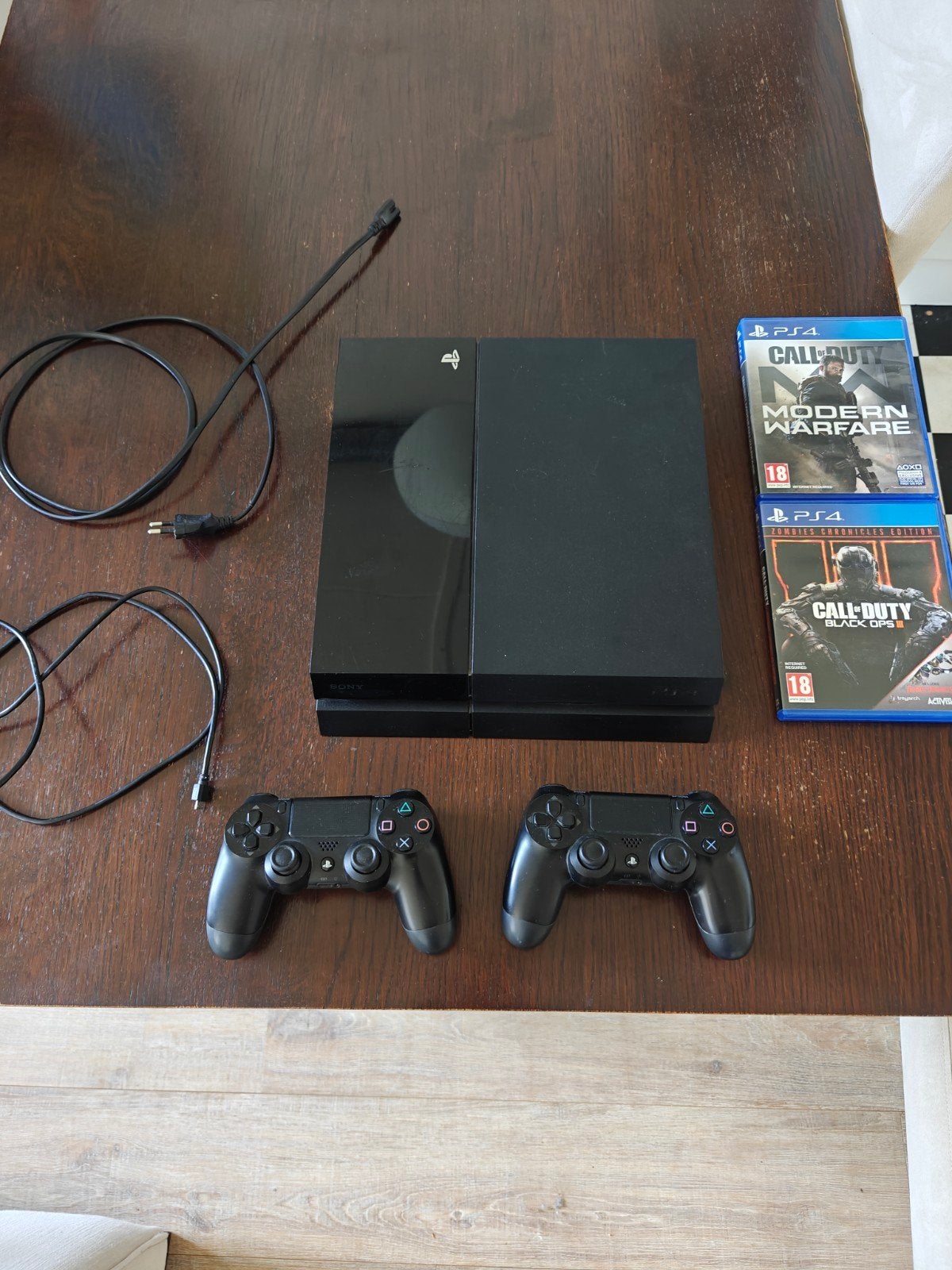 PlayStation 4 met 2 controllers en 2 games, Spelcomputers en Games, Spelcomputers | Sony PlayStation 4, Ophalen, Met 2 controllers