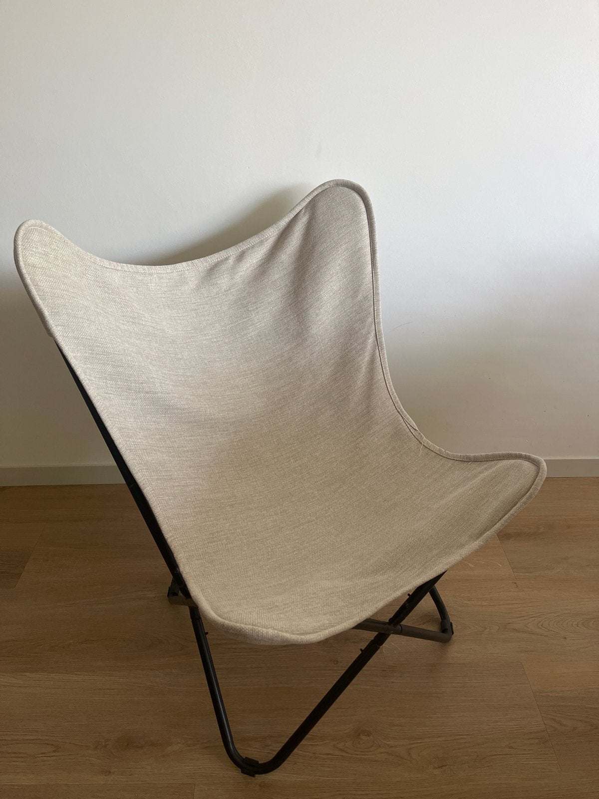Comfortabele Vlinderstoel - Beige Stof & Zwart Metaal, Ophalen, Gebruikt, Overige kleuren, Metaal