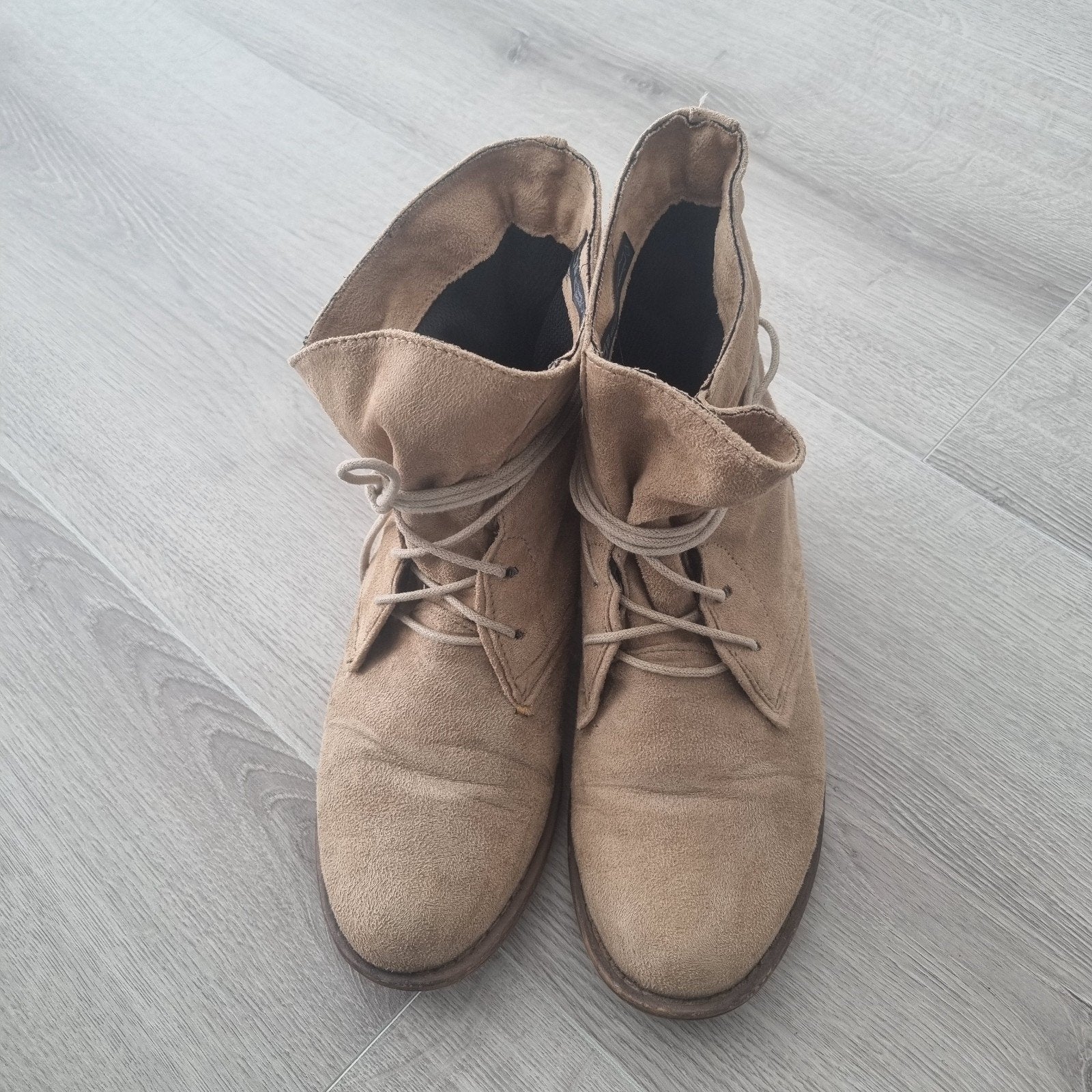 Claudia Ghizzani suède-look enkellaarsjes met veters - 38, Claudia Ghizzani, Beige, Lage of Enkellaarzen, Ophalen of Verzenden