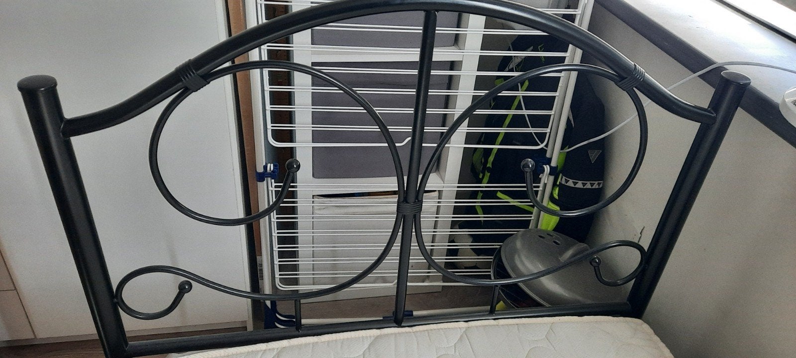 Eenpersoonsbed, met lattenbodem, matras en tafeltje., Ophalen, Gebruikt, 90 cm, Eenpersoons