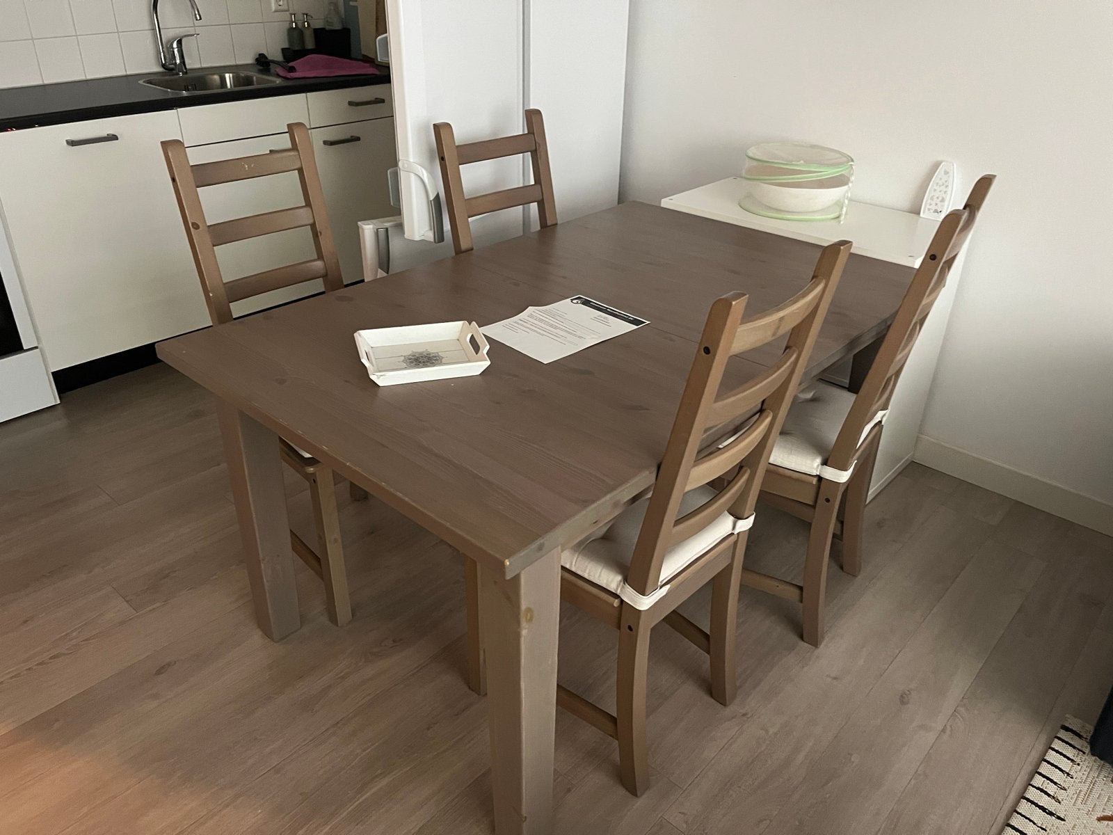 GRATIS Uitschuifbare houten eettafel met 6 stoelen