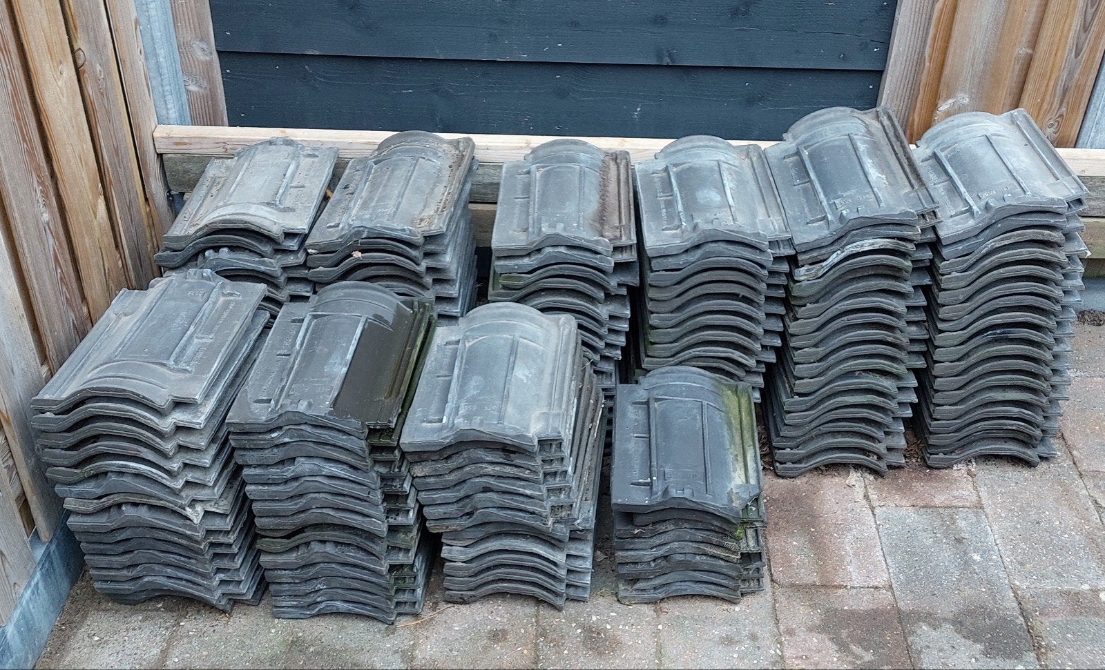 140 Dakpannen, gesmoord donkergrijs, KDN Lafarge 5, Doe-het-zelf en Verbouw, Ophalen, Steen of Klei, Dakpannen, Grijs