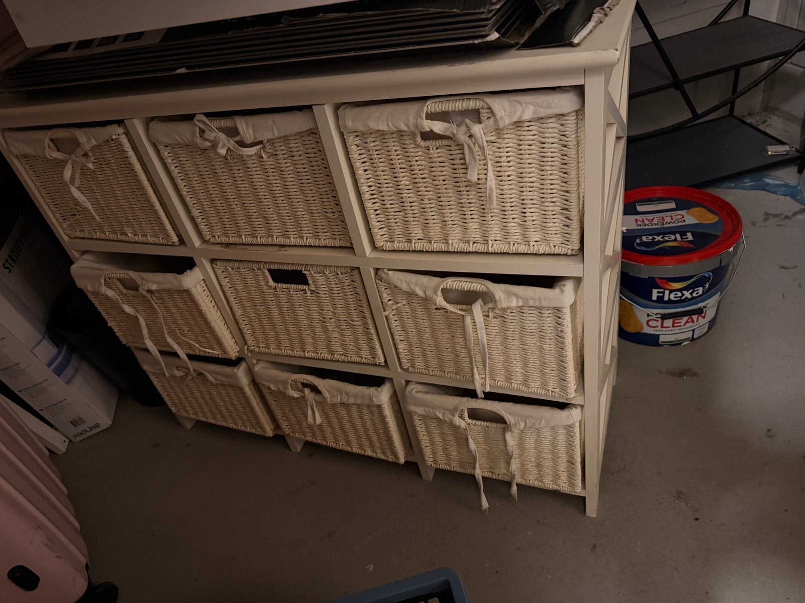 Witte kasjte met rietenmandjes, Ophalen of Verzenden