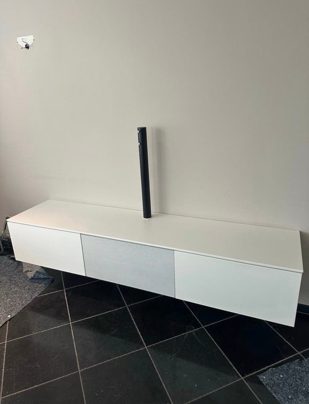 Moderne witte zwevende tv-kast met geïntegreerd ophangsystee, Ophalen, Gebruikt, 200 cm of meer, Minder dan 100 cm