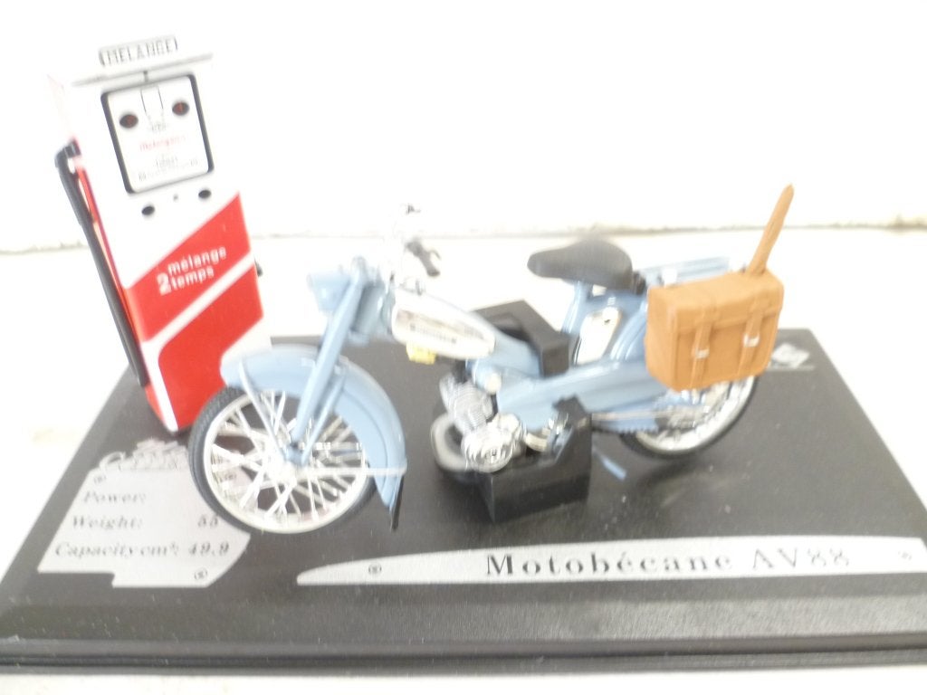 Solido Bromfiets Motobécane AV88 met benzinepomp 1:18 model, Ophalen of Verzenden, Nieuw, Overige typen, Solido