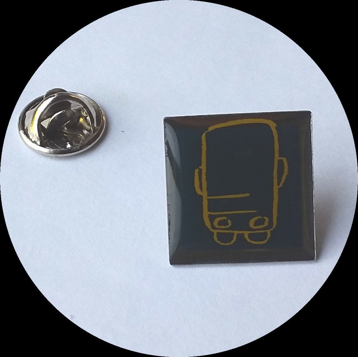 VOLVO bus touringcar pin, Ophalen of Verzenden, Zo goed als nieuw, Transport, Speldje of Pin
