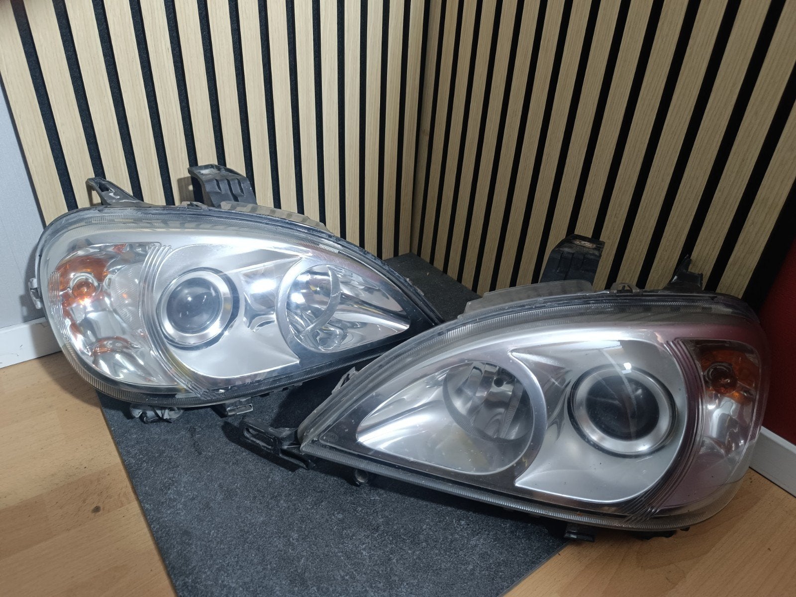 Mercedes ML koplampen xenon W163

Te koop aangeboden een set, Ophalen of Verzenden