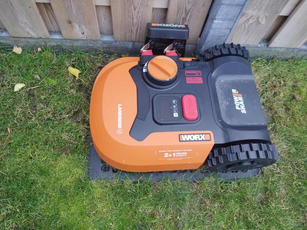 Worx Landroid WR141E robotmaaier met accessoires, Tuin en Terras, Grasmaaiers, Zo goed als nieuw, Accu-grasmaaier, 30 t/m 39 cm