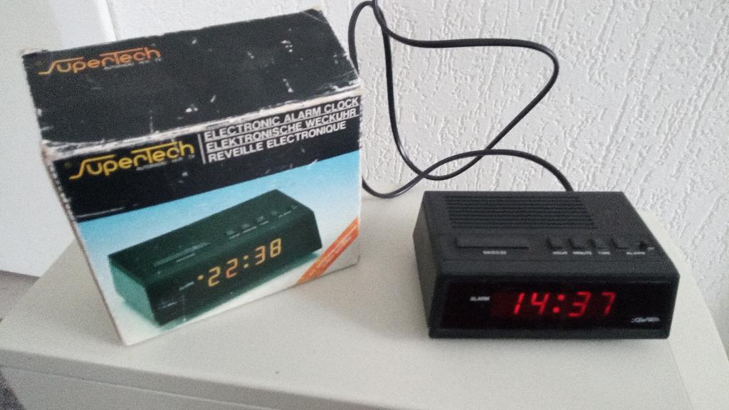 SuperTech Electronische wekker/alarmklok, Witgoed en Apparatuur, Wekkers, Ophalen of Verzenden, Zo goed als nieuw, Digitaal