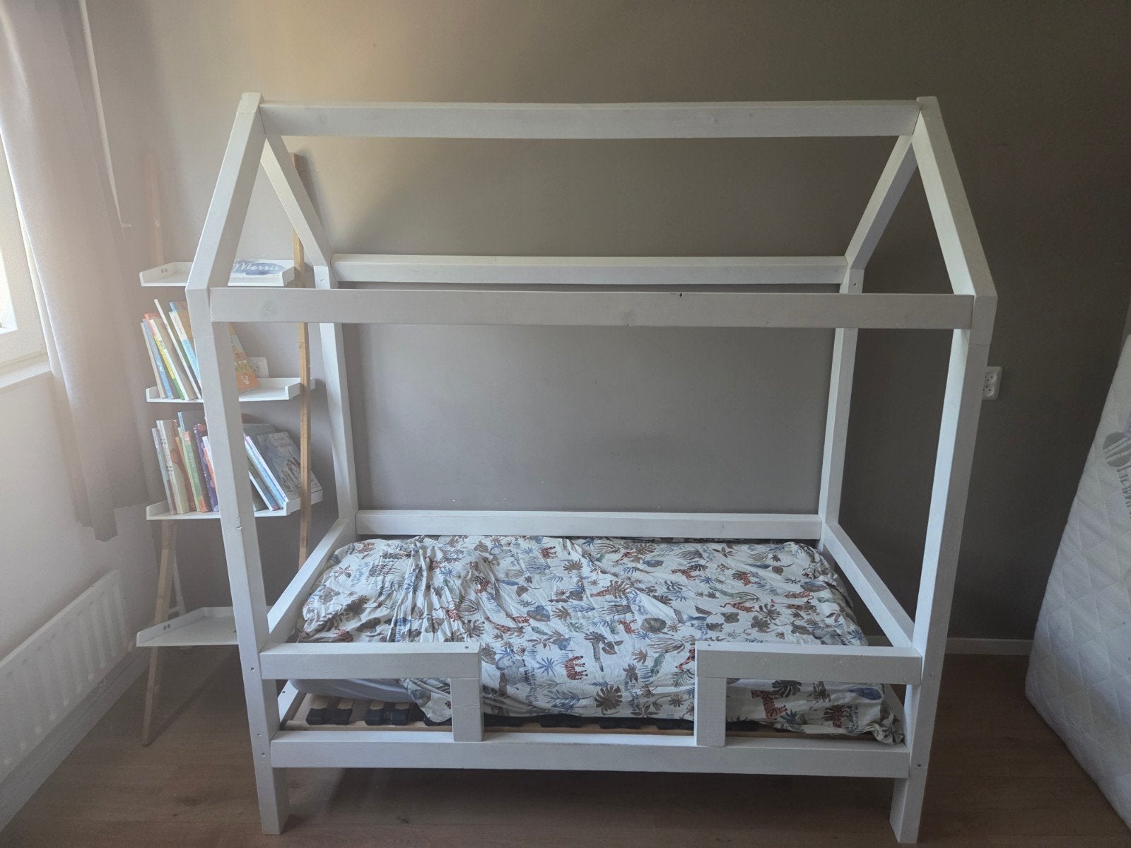 Peuterbed huisje wit 70x150 cm met lattenbodem, Ophalen, Gebruikt, 70 tot 85 cm, 140 tot 160 cm