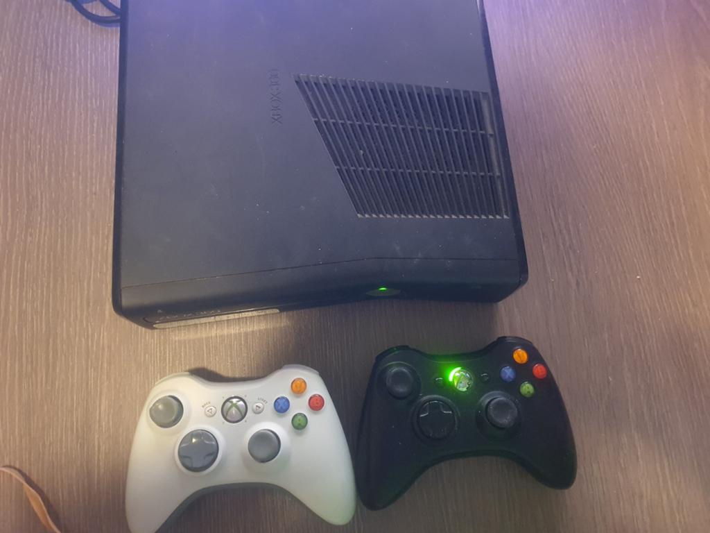 Tk Xbox 360 Slim 250gb met games, Met games, Ophalen of Verzenden, Zo goed als nieuw, Met 1 controller