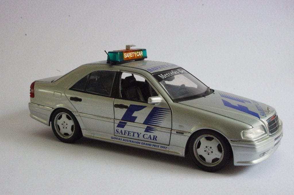 UT Models 1:18 Mercedes C36 AMG 1997 F1 Safety / Medical Car, Hobby en Vrije tijd, Modelauto's | 1:18, Ophalen of Verzenden, Zo goed als nieuw