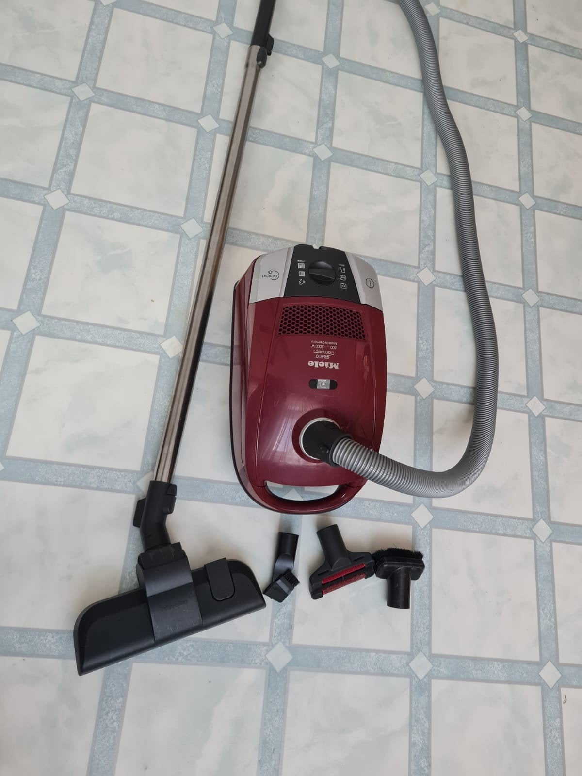 Miele stofzuiger S6310 compact 2000 watte zo goed als nieuw, Ophalen of Verzenden, Zo goed als nieuw, 1600 tot 2000 watt