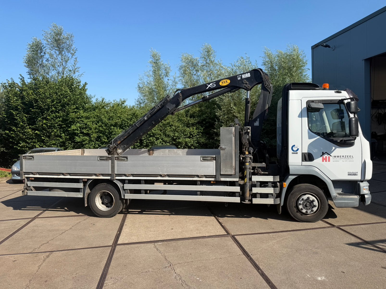 Te koop, bakwagen met kraan, Auto's, Euro 5, Wit, Bedrijf, 2 stoelen