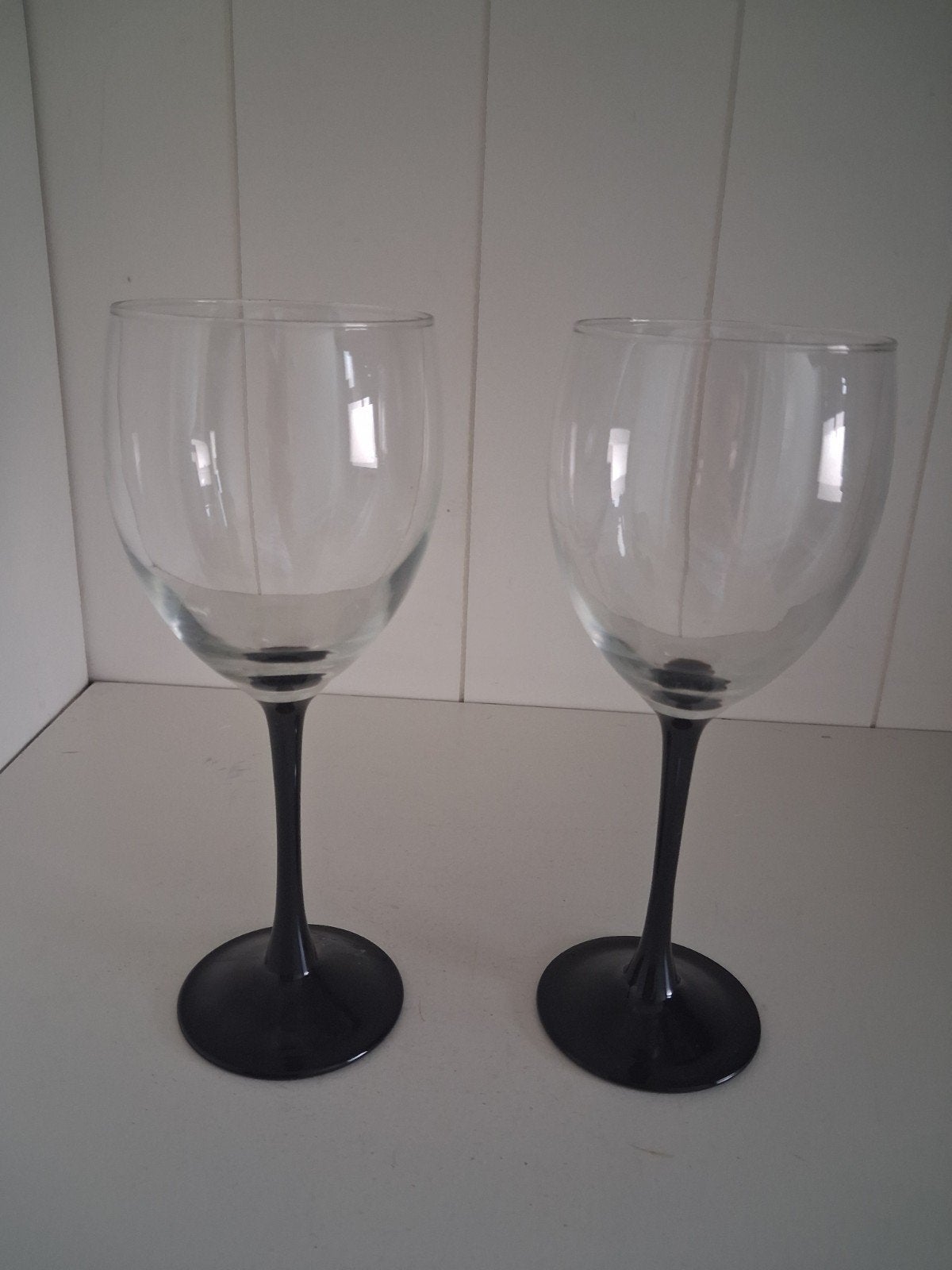 Vintage Luninarc 2 wijnglazen met zwarte voet, Antiek en Kunst, Antiek | Glas en Kristal, Ophalen of Verzenden