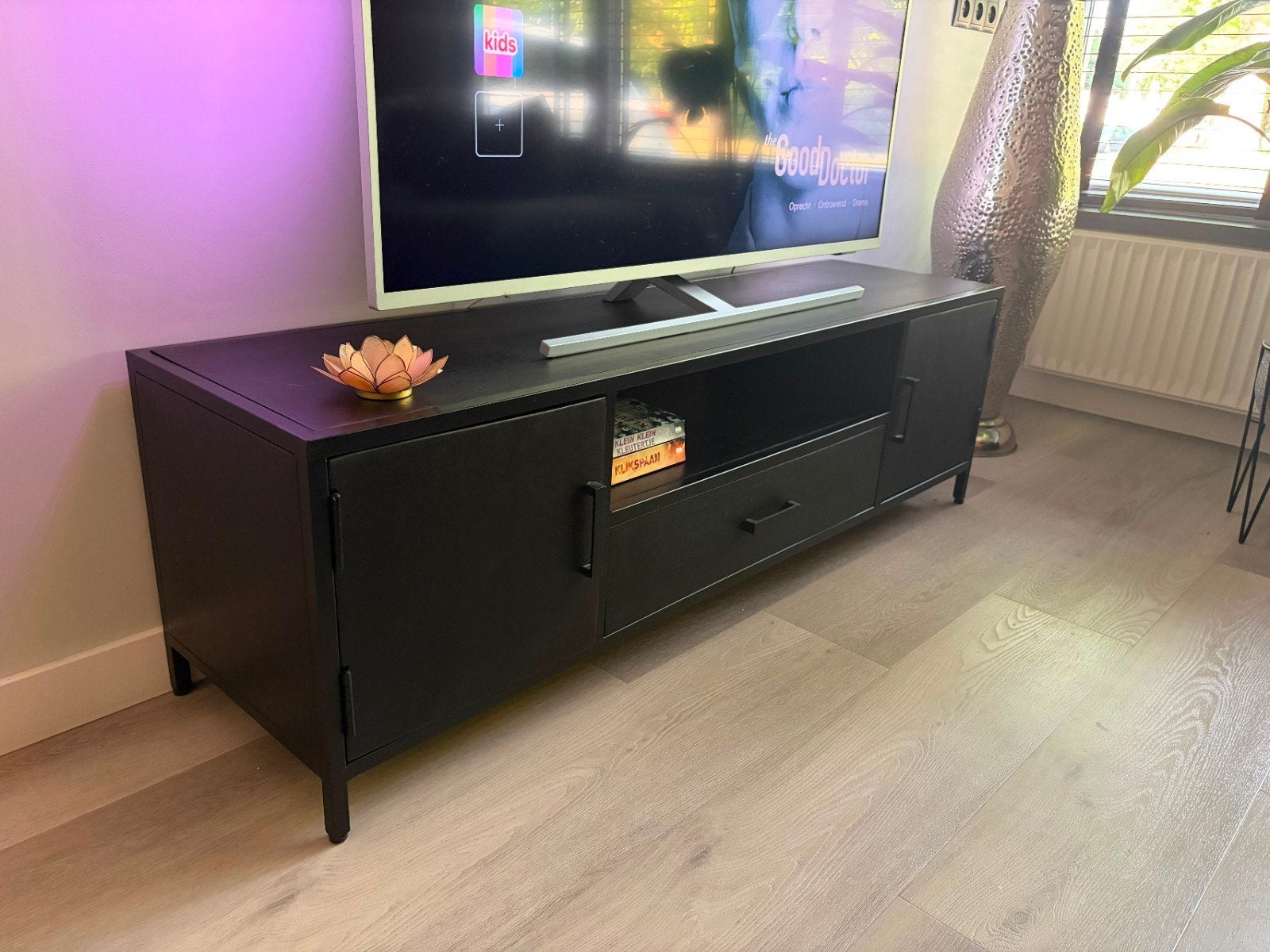 Zwart TV-meubel (zo goed als nieuw), 150 tot 200 cm, Zo goed als nieuw, Modern industrieel, Minder dan 100 cm