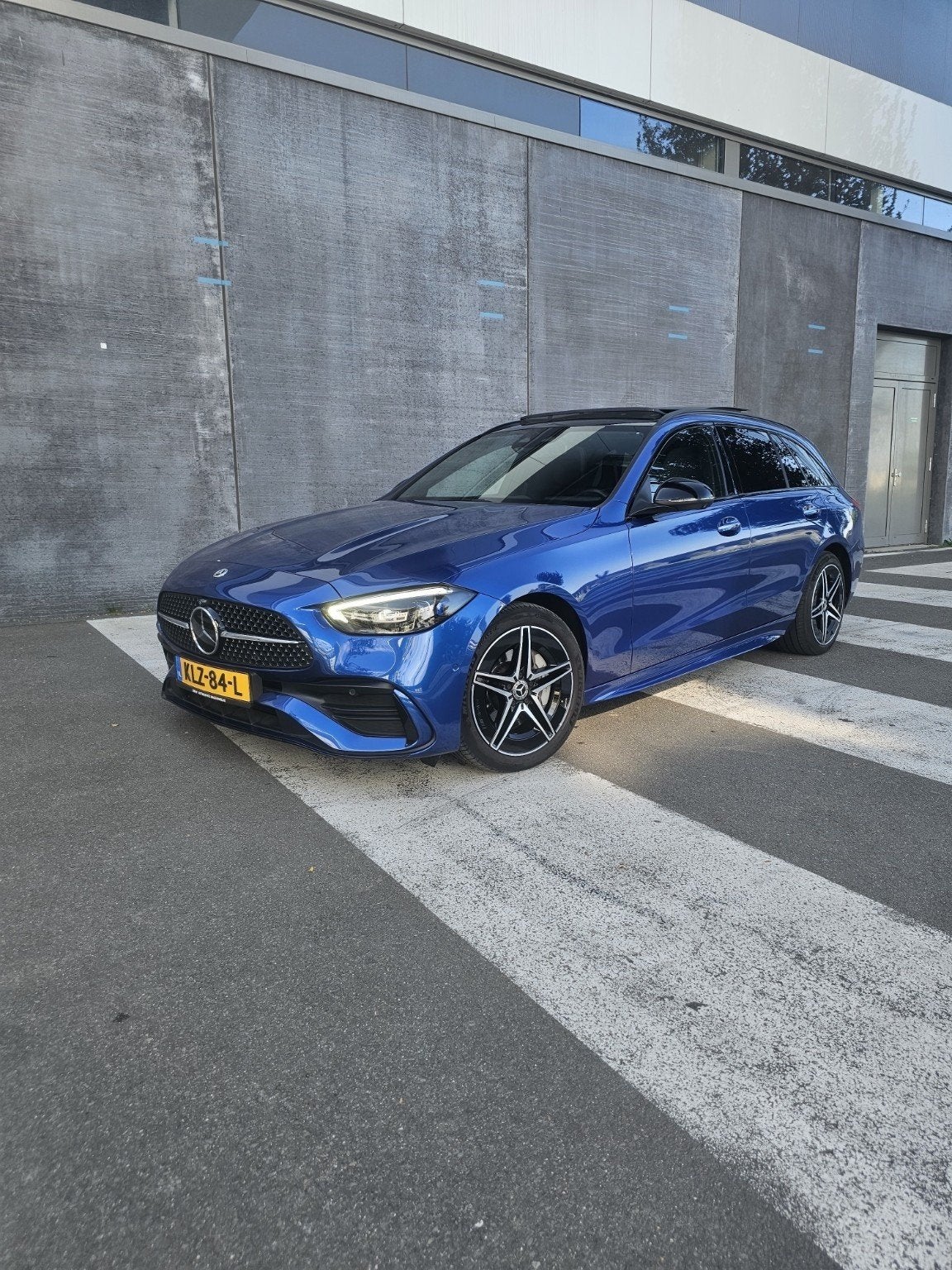 Mercedes C300e Estate AMG Line|Pano|DigitalLight|360|Distro, Auto's, Dealer onderhouden, 1800 kg, 4 cilinders, Blauw
