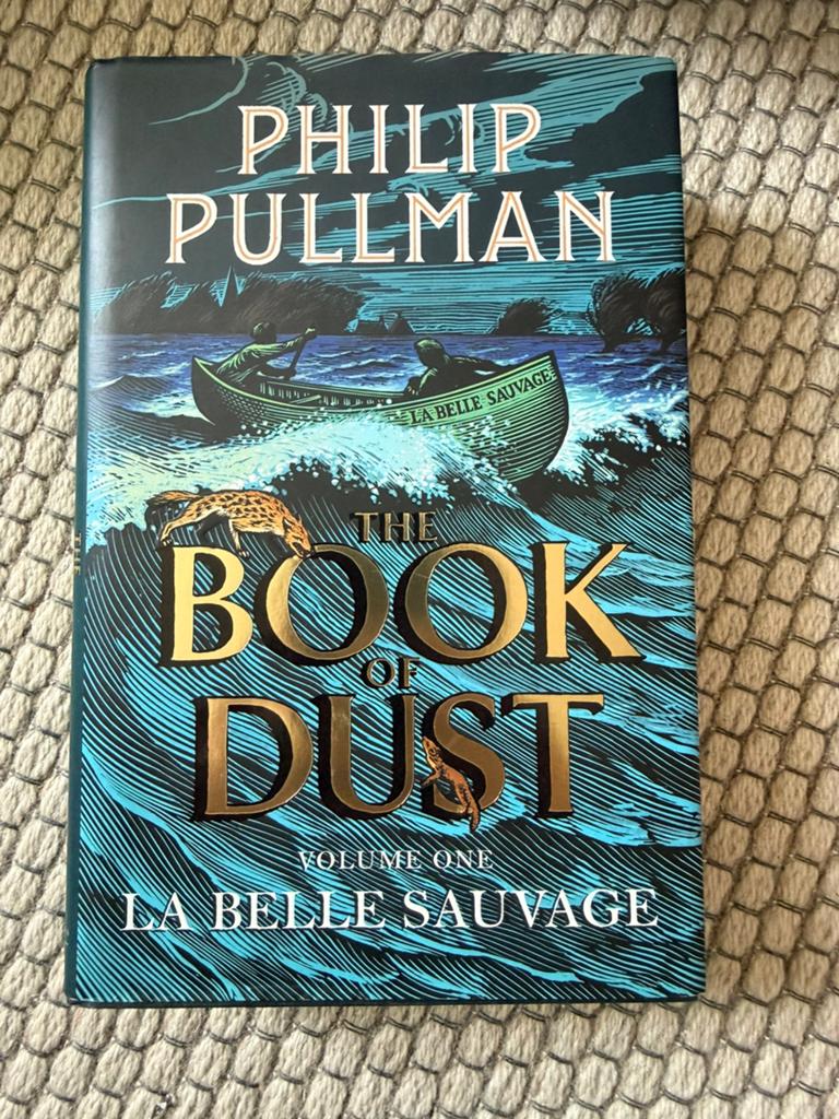 The Book of Dust: La Belle Sauvage - Philip Pullman, Boeken, Romans, Gelezen, Europa overig, Ophalen of Verzenden