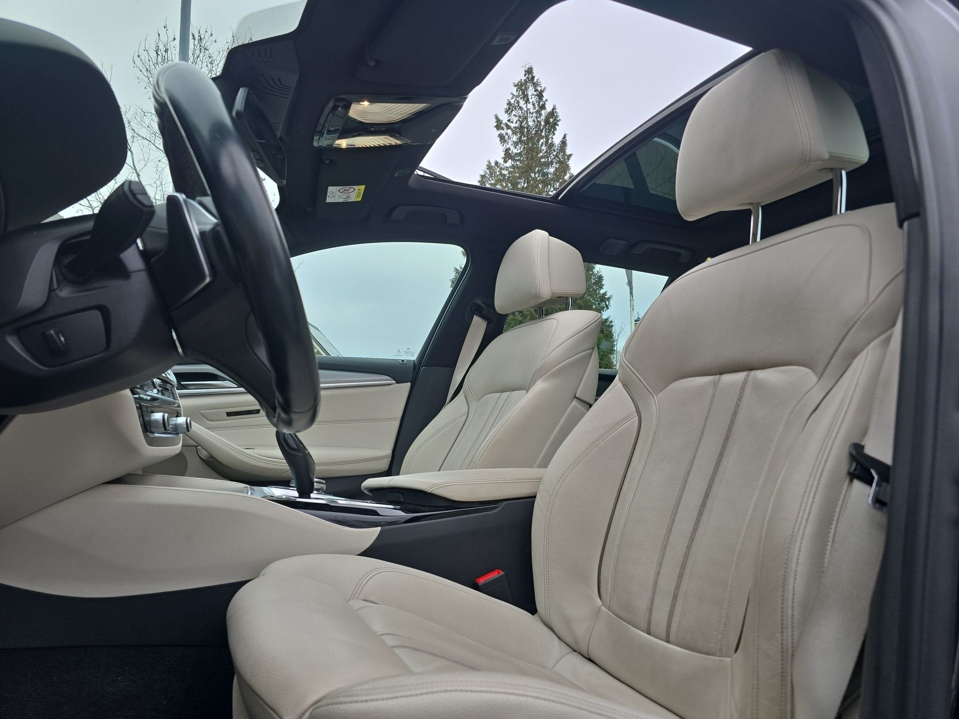 BMW 5 Serie Touring 520d High Executive |PANO|TREKHAAK|LEDER, Achterwielaandrijving, Euro 6, 2000 kg, Zwart